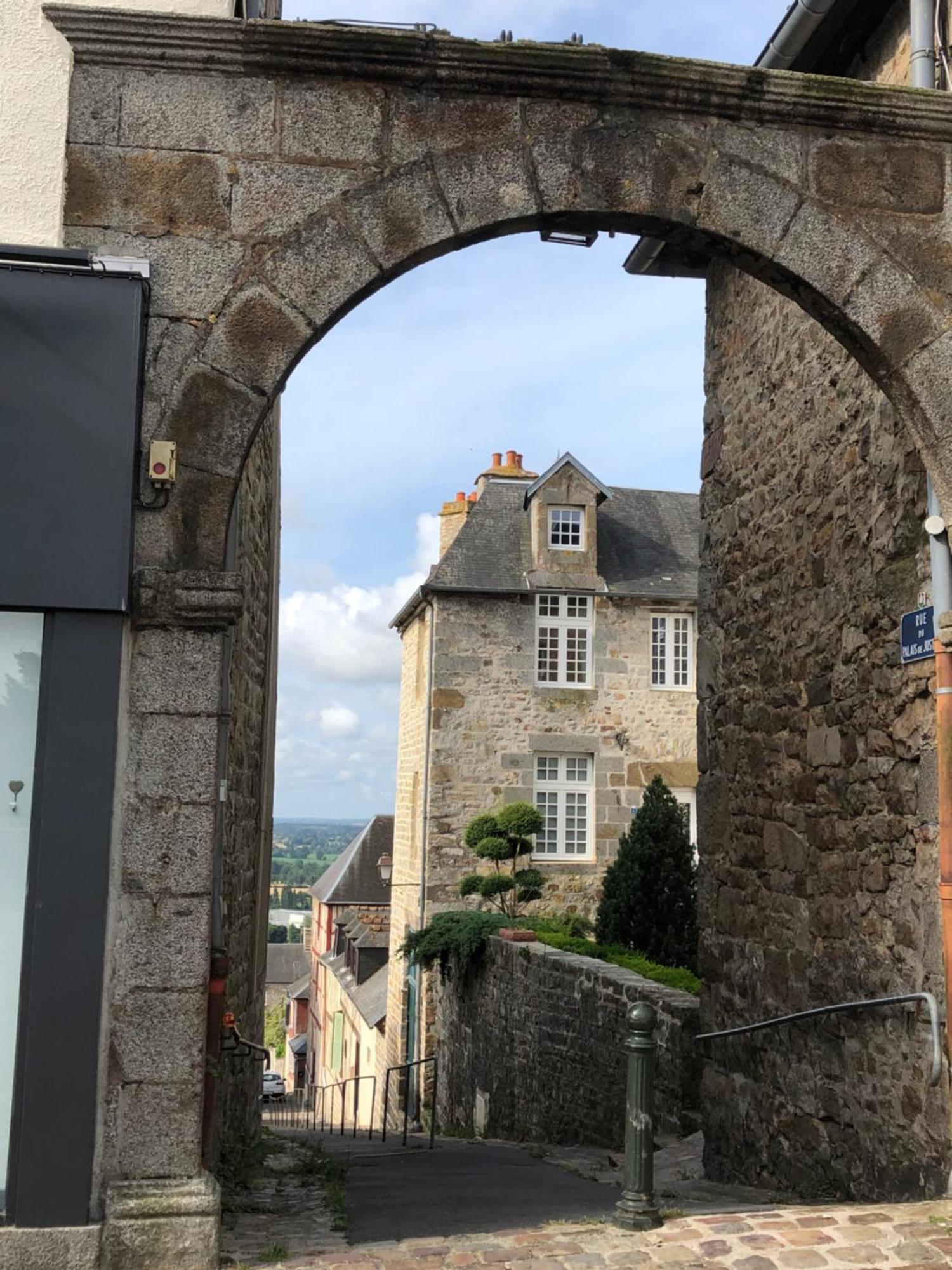 La Maison Sur Les Remparts Domfront  Exterior foto